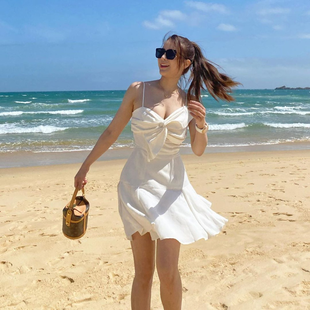 Diệp Lâm Anh sinh con thứ 2 vào tháng 11/2019. Chỉ 3 tháng sau khi sinh, cô đã lấy lại vóc dáng thon gọn. Nữ diễn viên tự tin mặc váy hai dây hay các trang phục bó sát để khoe thân hình hiện tại.