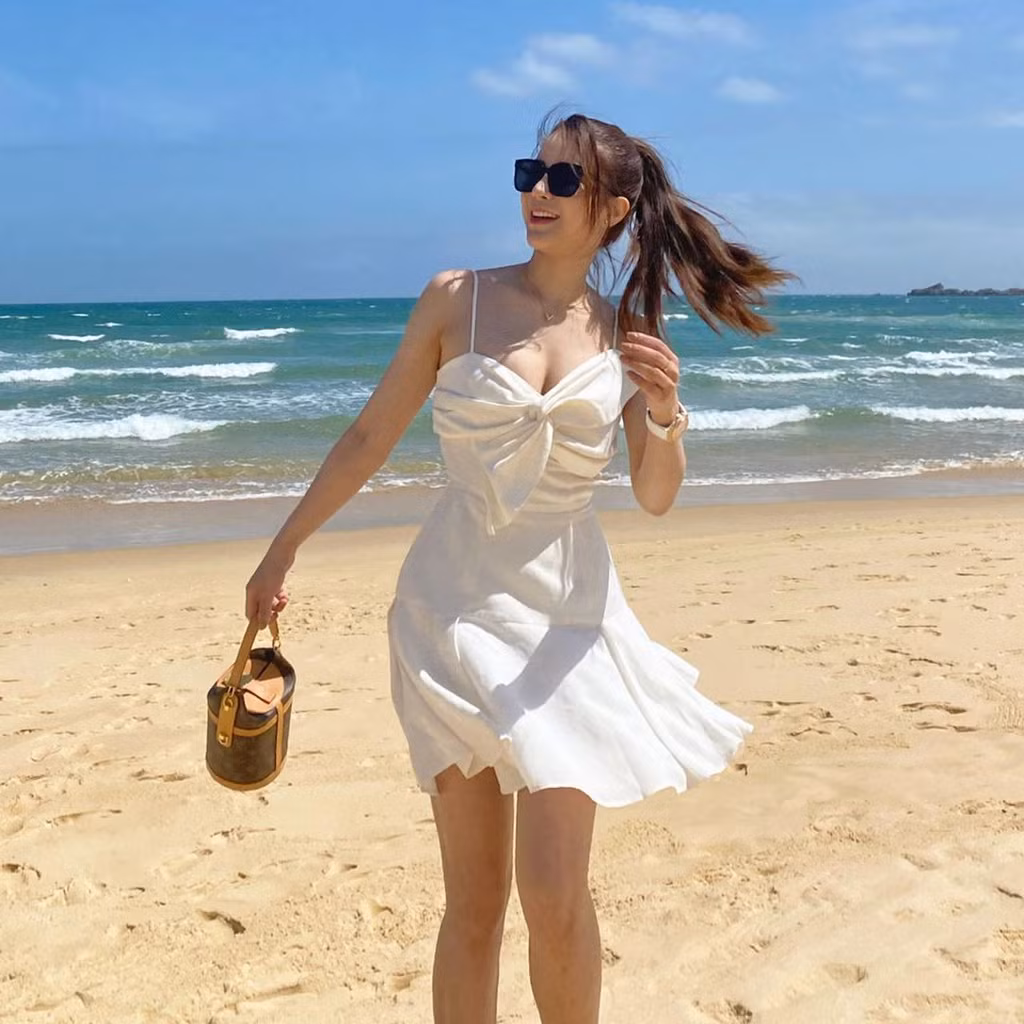 Diệp Lâm Anh sinh con thứ 2 vào tháng 11/2019. Chỉ 3 tháng sau khi sinh, cô đã lấy lại vóc dáng thon gọn. Nữ diễn viên tự tin mặc váy hai dây hay các trang phục bó sát để khoe thân hình hiện tại.