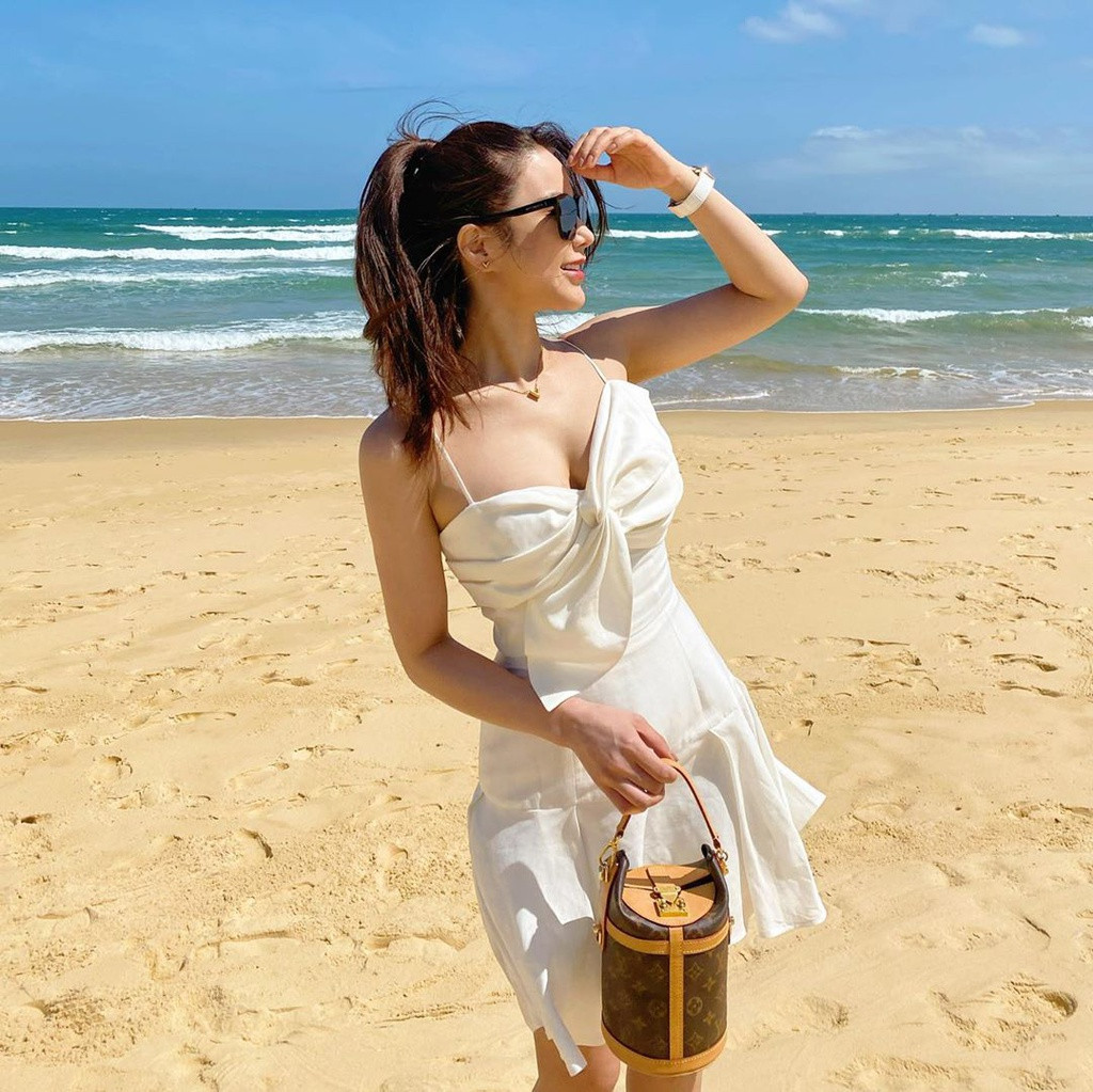 Cô chia sẻ nhiều khoảnh khắc mặc bikini trong chuyến du lịch gần đây. Nhiều người hâm mộ nhận xét Diệp Lâm Anh vẫn duy trì được vòng eo săn chắc dù đã sinh 2 con, đồng thời xin cô "bí quyết" để giữ gìn vóc dáng.