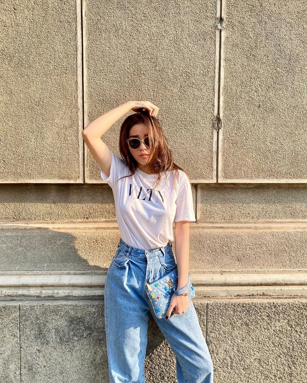 "Trời nắng như này, khoe tóc là là hợp lý nhất các bạn ạ. Còn những thứ khác thì mình cũng bịt hết rồi", Hoa hậu Việt Nam 2014 chú thích loạt ảnh một cách dí dỏm. Xem video "Công sở Trung Quốc vắng vẻ mùa dịch Corona". Nguồn VTC1: