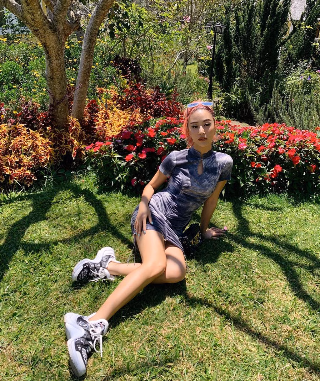 Quỳnh Anh Shyn cùng bạn bè có mặt tại Đà Lạt để vui chơi. Cựu hot girl Hà thành lựa chọn bộ váy lấy ý tưởng từ sườn sám của Trung Quốc nhằm khoe lợi thế eo thon, chân dài.