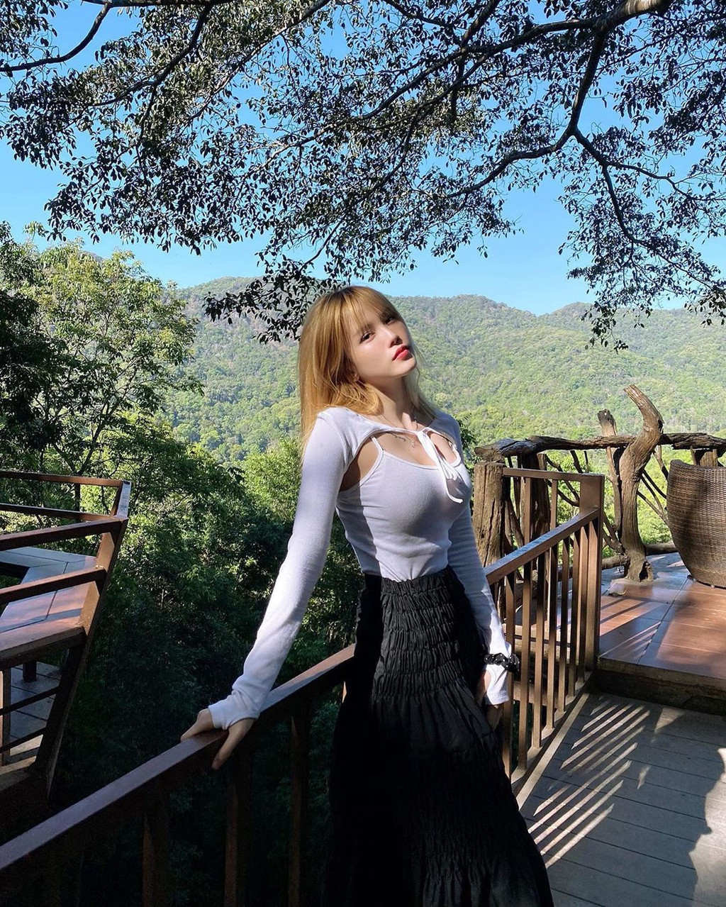 Thiều Bảo Trâm nhận được nhiều lời khen ngợi cho vóc dáng nóng bỏng khi chia sẻ khoảnh khắc dạo chơi tại khu nghỉ dưỡng. "Bình yên là khi cảm thấy mọi thứ xung quanh đều trầm lặng, yên ắng.