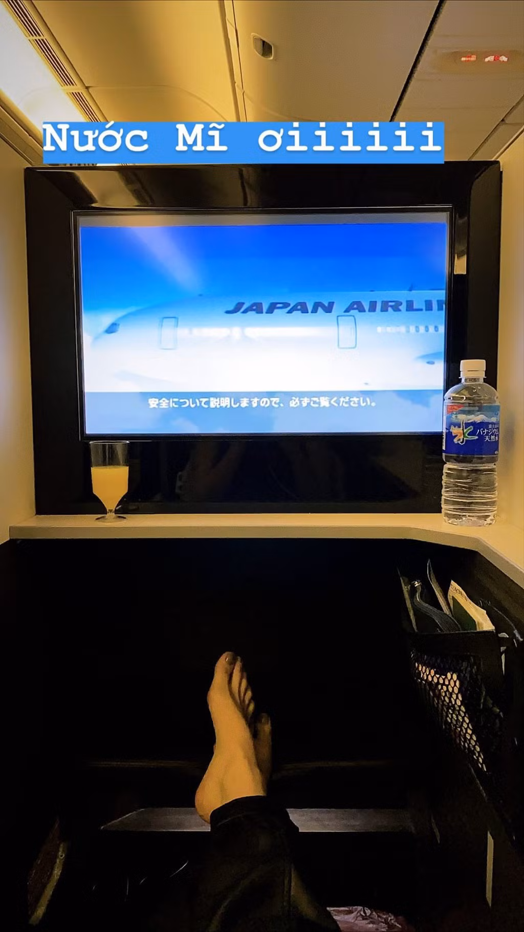 Dịp đầu tháng 1, Bảo Anh đã cho ra mắt MV Lười yêu và tham gia nhiều hoạt động biểu diễn trong vào ngoài nước. Sau đó, cô dành thời gian nghỉ Tết cùng gia đình và ít xuất hiện tại các sự kiện giải trí. Trên trang cá nhân, chia sẻ hình ảnh ngồi trên máy bay, Bảo Anh viết: "Nước Mỹ ơi". Nữ ca sĩ cũng lên đường tới Mỹ trong ngày 27/2.