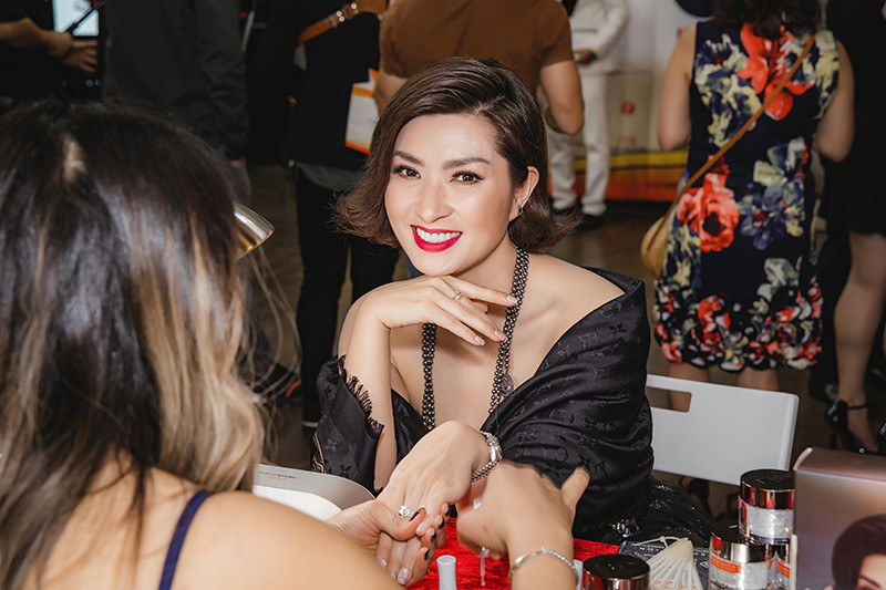 Ca sĩ Hồng Nhung từng khoe cô nhận cát - sê 2 tỷ đồng cho một thương hiệu nail nên việc chăm sóc tay đối với cô quan trọng như chăm sóc thanh quản của mình vậy.