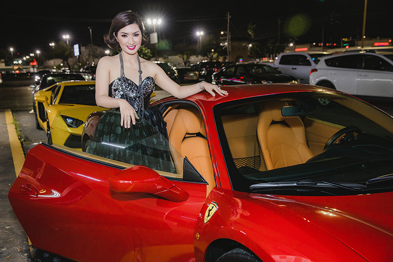 Hiện là bà mẹ đơn thân nhưng Nguyễn Hồng Nhung vẫn chăm chỉ chạy show từ trong và ngoài nước. Các con được mẹ ruột từ Việt Nam qua chăm sóc để cô yên tâm cho những chuyến công tác của mình. Nữ ca sĩ cho biết, dù trải qua hai lần đổ vỡ nhưng cô vẫn tin tưởng vào đàn ông và hy vọng sẽ có một bàn tay mang lại hạnh phúc thật sự bền vững trong tương lai.