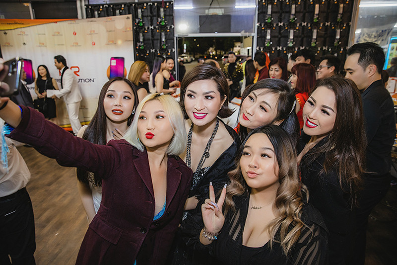 Tại sự kiện, Hồng Nhung được đại diện trao 7 nhẫn kim cương cho các khách mời may mắn.