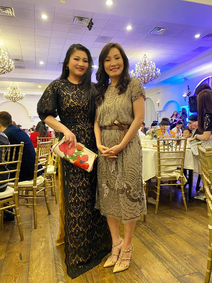 Nghệ sĩ Hồng Đào chụp ảnh cùng ca sĩ Tâm Đoan.