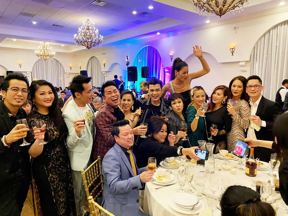 Dàn sao Việt ở hải ngoại quậy tưng trong tiệc báo hỷ của nữ siêu mẫu.