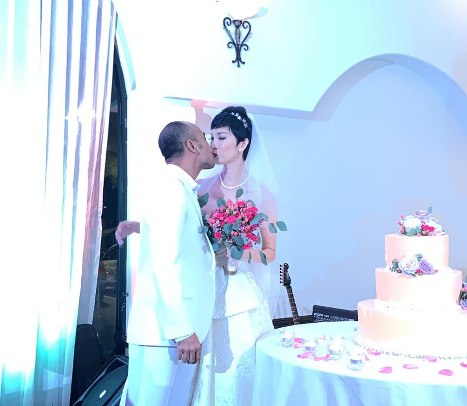 Cặp đôi khóa môi ngọt ngào trong ngày trọng đại.