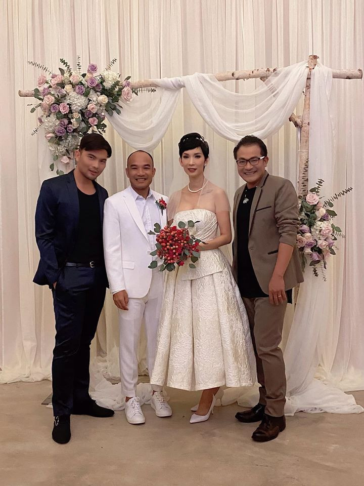 Tiệc báo hỷ của Xuân Lan có sự góp mặt của đông đảo bạn bè, giới nghệ sĩ.