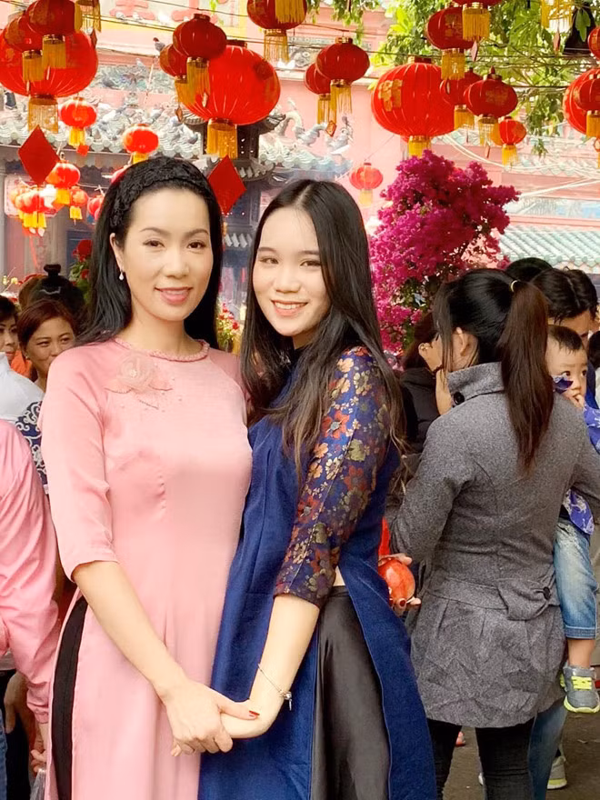 Trong một bài phỏng vấn, Trịnh Kim Chi từng thổ lộ chị và chồng vui mừng khi chứng kiến sự trưởng thành, hoàn thiện bản thân mỗi ngày của con gái lớn.