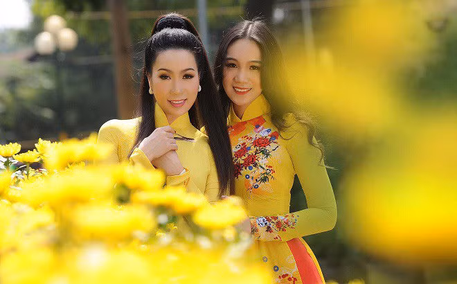 “Nói thật từ trước đến giờ, cả tôi và ông xã đều không muốn con gái làm nghệ thuật. Vì công việc quá cực, quá vất vả đi. Tôi đã hoạt động nghệ thuật gần 30 năm và tôi biết là nghề diễn viên đào thải rất lớn, tuổi nghề cũng không cao”, Á hậu chia sẻ.