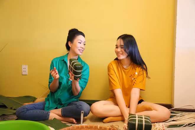 Sở hữu nhan sắc, chiều cao vượt trội, nhiều người kỳ vọng Khánh Ngân sẽ tiếp bước mẹ mình hoạt động nghệ thuật. Thậm chí rất nhiều đạo diễn ngỏ ý mời cô bé đóng phim. Tuy nhiên, Trịnh Kim Chi nói cô và chồng lại không muốn con gái bước vào showbiz.