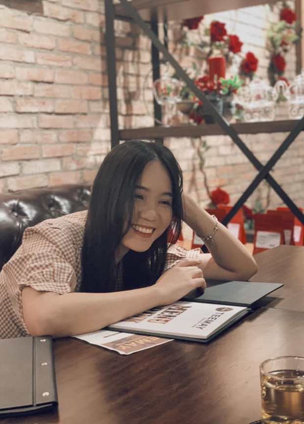 Khánh Ngân hiện đang là nữ sinh lớp 12 tại một trường Quốc tế TP.HCM. Cô nàng ý thức trong việc học văn hóa và có thành tích học tập tốt.