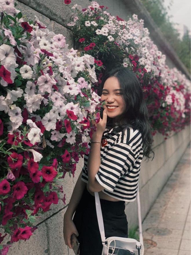 Thay vào đó, nữ nghệ sĩ muốn định hướng con vào một nghề khác cố định. Khi ấy, nếu con vẫn đam mê và muốn theo nghề diễn, chị và chồng cũng không cấm cản.