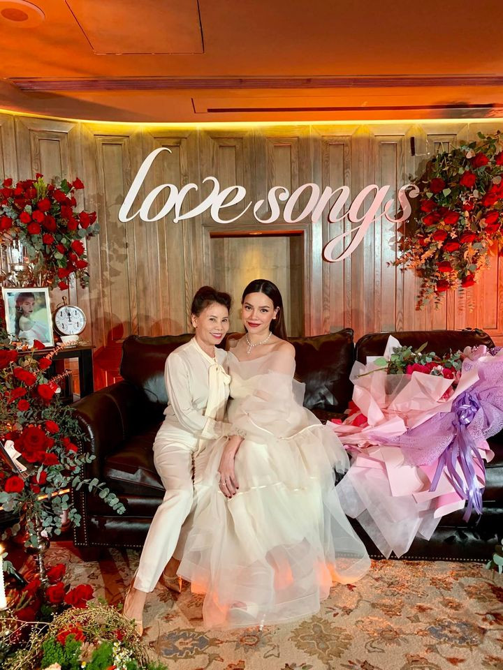 Trong lần lên sóng này, Hồ Ngọc Hà lựa chọn váy dài bèo nhúm như thường lệ, khéo che bụng bầu ngày một lớn. Mặc dù chiếc váy màu kem có thiết kế tinh tế, giấu được cơ thể bầu bí, song nữ ca sĩ vẫn không thể tránh khỏi những chuyển động bất cẩn, để lộ rõ vòng 2 lớn.