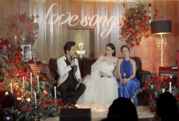 Trong nhiều khoảnh khắc, Hồ Ngọc Hà lộ rõ vòng 2 lớn.