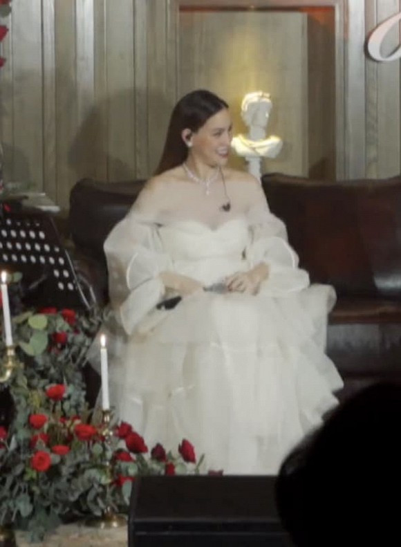 Dù có ăn mặc khéo cỡ nào thì Hà Hồ cũng không tránh được những giây phút bất cẩn.