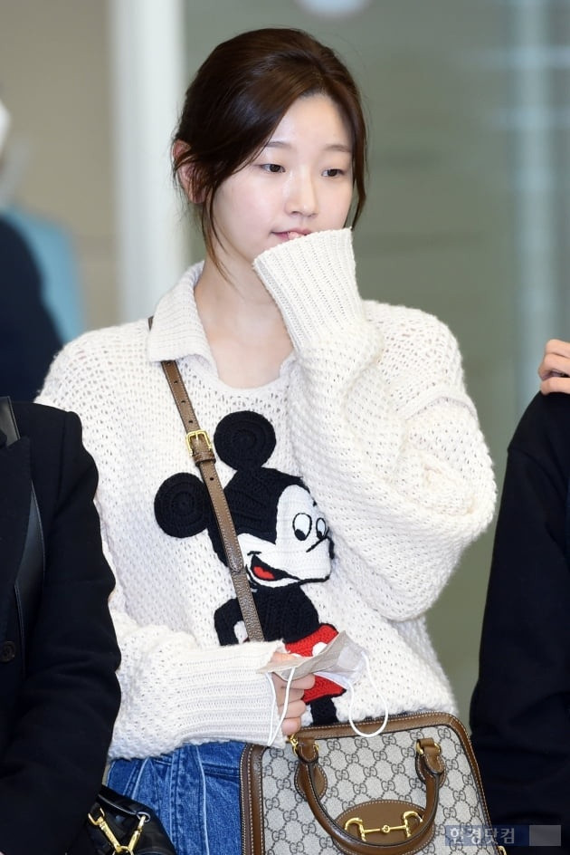 Park So Dam trông mệt mỏi sau một chuyến bay dài.