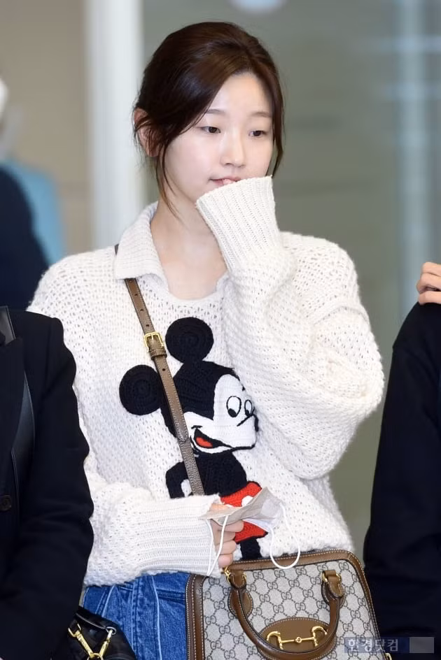 Park So Dam trông mệt mỏi sau một chuyến bay dài.