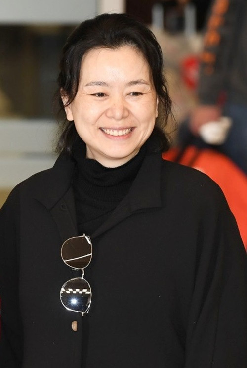 Nữ diễn viên "Ký sinh trùng" Jang Hye Jin xúc động khi thấy người hâm mộ đến đón ê-kíp. Trong phim, cô hóa thân thành người phụ nữ nghèo Kim Chung Sook, vợ của Ki-teak. Mới đây, Jang Hye Jin cũng góp mặt trong phim truyền hình gây sốt Crash Landing on You.