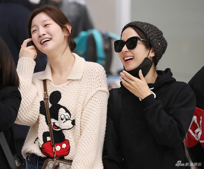 Tuy nhiên, sau đó cô nhanh chóng lấy lại tinh thần khi thấy đông đảo khán giả đến sân bay chào đón đoàn phim.