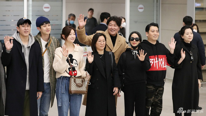 Đoàn làm phim chia sẻ họ thân thiết với nhau như một gia đình.