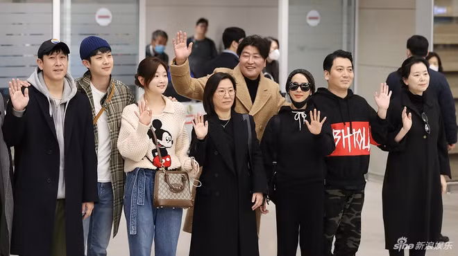 Đoàn làm phim chia sẻ họ thân thiết với nhau như một gia đình.