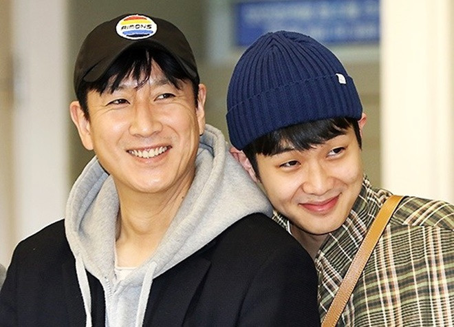 Nam diễn viên Choi Woo Sik ngại ngùng dựa vào vai đàn anh Lee Sun Kyun khi bị báo giới trêu chọc. Anh được khen ngợi khi diện set đồ của Gucci ra sân bay. Choi Woo Sik được công chúng biết đến rộng rãi qua bom tấn Train To Busan. Sau đó, nam diễn viên đã hợp tác và bén duyên với đạo diễn Bong Joon-ho tới hai lần qua phim điện ảnh Okja và Parasite. Cả hai tác phẩm này đều được đánh giá cao và nhận nhiều giải thưởng danh giá. Sắp tới, anh được tham gia phim Past Lives của ê-kíp Hollywood.