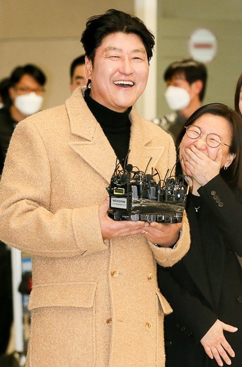 “Quái vật điện ảnh” chia sẻ anh vẫn chưa tin được Parasite có thể giành được 4 tượng vàng Oscar. Trong phim, Song Kang-ho vào vai Ki-teak, người cha thất nghiệp trong một gia đình nghèo.