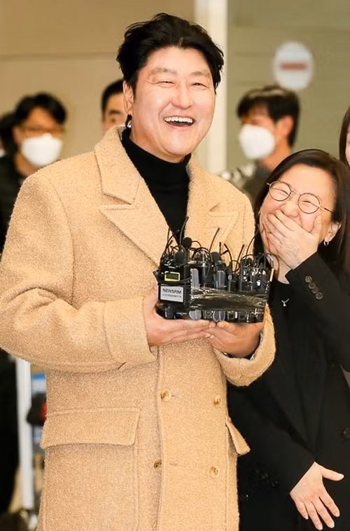 “Quái vật điện ảnh” chia sẻ anh vẫn chưa tin được Parasite có thể giành được 4 tượng vàng Oscar. Trong phim, Song Kang-ho vào vai Ki-teak, người cha thất nghiệp trong một gia đình nghèo.