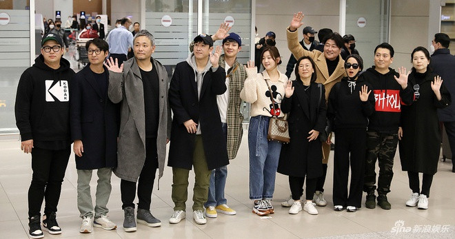 Theo trang iMBC, hàng nghìn khán giả đã xếp hàng để chào đón đoàn phim Ký sinh trùng từ sáng sớm. Riêng đạo diễn Bong Joon-ho vẫn còn đang ở Mỹ vì còn vướng lịch trình.