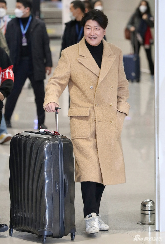 Người hâm mộ gọi lớn tên diễn viên Song Kang-ho khi anh bước ra từ cổng hải quan. Nam diễn viên cảm ơn khán giả đã ủng hộ đoàn phim trong thời gian qua.