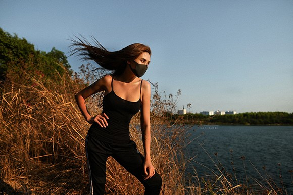 Chia sẻ trên trang cá nhân, Võ Hoàng Yến bày tỏ: "Ai nói đi cách ly là khổ? Khổ hay không do mình, tự tạo niềm vui, giao lưu và hoạt động thể thao (vẫn giữ khoảng cách giao tiếp là 2m) thì khổ kiểu gì? Nếu cứ nằm dài 1 chỗ rồi than thì khổ là đúng rồi. Hãy lạc quan lên và vận động nhiều hơn nha".