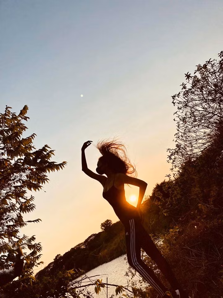 Võ Hoàng Yến khoe bức ảnh do một người bạn ở khu cách ly chụp.