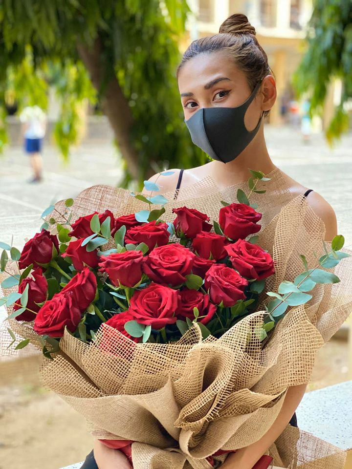 Mới đây, siêu mẫu Võ Hoàng Yến còn khoe được tặng hoa khi đang đi cách ly.