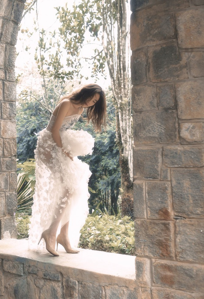 Gần đây nhất, Nam Em vừa cho ra mắt MV lyrics "Butterfly Vitamin D" với nhịp đậu, tiết tấu hiện đại, đậm phong cách EDM.