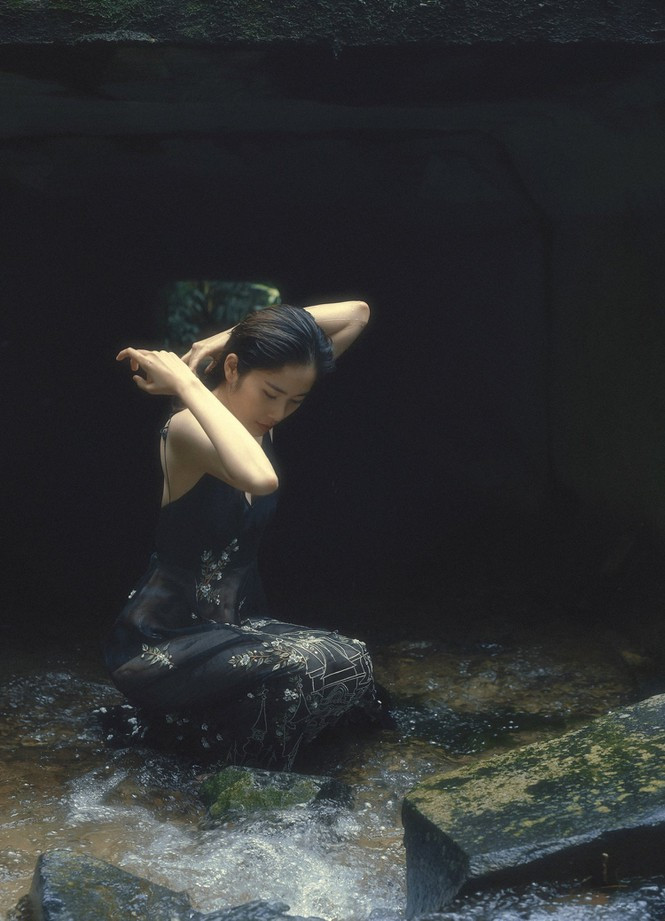 Cô đi qua những con suối, những ngọn đồi ngập màu xanh của cây cỏ lưu giữ lại những khoảnh khắc đẹp nhất nơi đây.