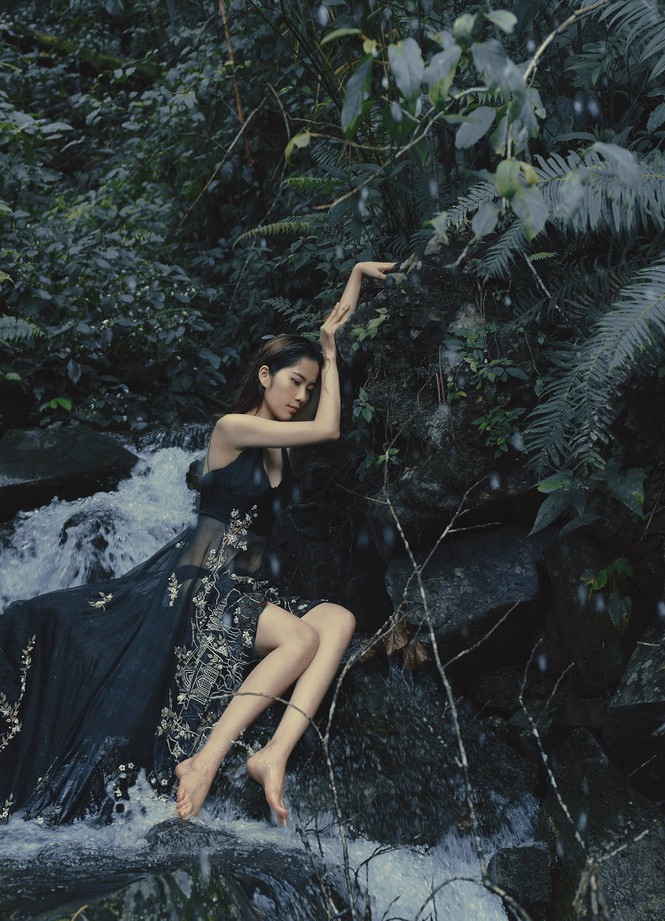 Hoa khôi Nam Em chia sẻ: "Lớn lên ở quê nên từ nhỏ đã gần gủi với thiên nhiên, bản thân Nam Em từ lâu cũng muốn chụp một bộ ảnh để kêu gọi mọi người bảo bệ thiên nhiên, bảo vệ sự trong lành của Trái đất".