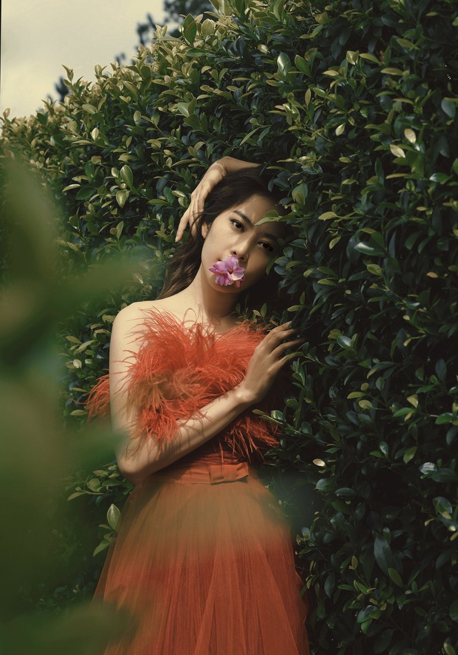 Cô là một trong những người đẹp hoạt động trong nhiều lĩnh vực như ca sĩ, diễn viên, người mẫu...