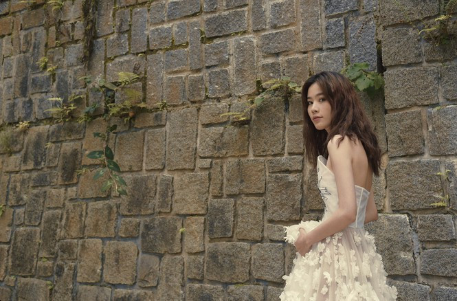 "Trong những ngày dịch Corona như thế này, Nam Em cũng nghĩ rằng mọi người cần quý trọng hơn sức khỏe của mình, nếu có thể thì giữ không gian sống của mình có nhiều "mảng xanh" - người đẹp chia sẻ thêm.