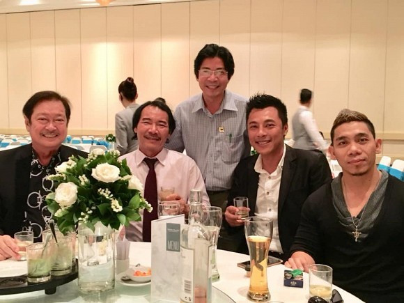 Hình ảnh đời thường hiếm hoi của nghệ sĩ Chánh Tín. Năm 2007, Dòng máu anh hùng do hãng phim Chánh Phương của nam diễn viên đầu tư lớn 1,5 triệu USD tạo nên cú hích về điện ảnh nhưng lại không đạt doanh thu như kỳ vọng khi chỉ thu về 7 tỷ đồng. Năm 2014, NSƯT Chánh Tín lâm vào cảnh nợ nần và phải bán tài sản để trả nợ. Ông còn phải làm nhiều việc khác nhau, nhận những vai diễn nhỏ để có thêm thu nhập.