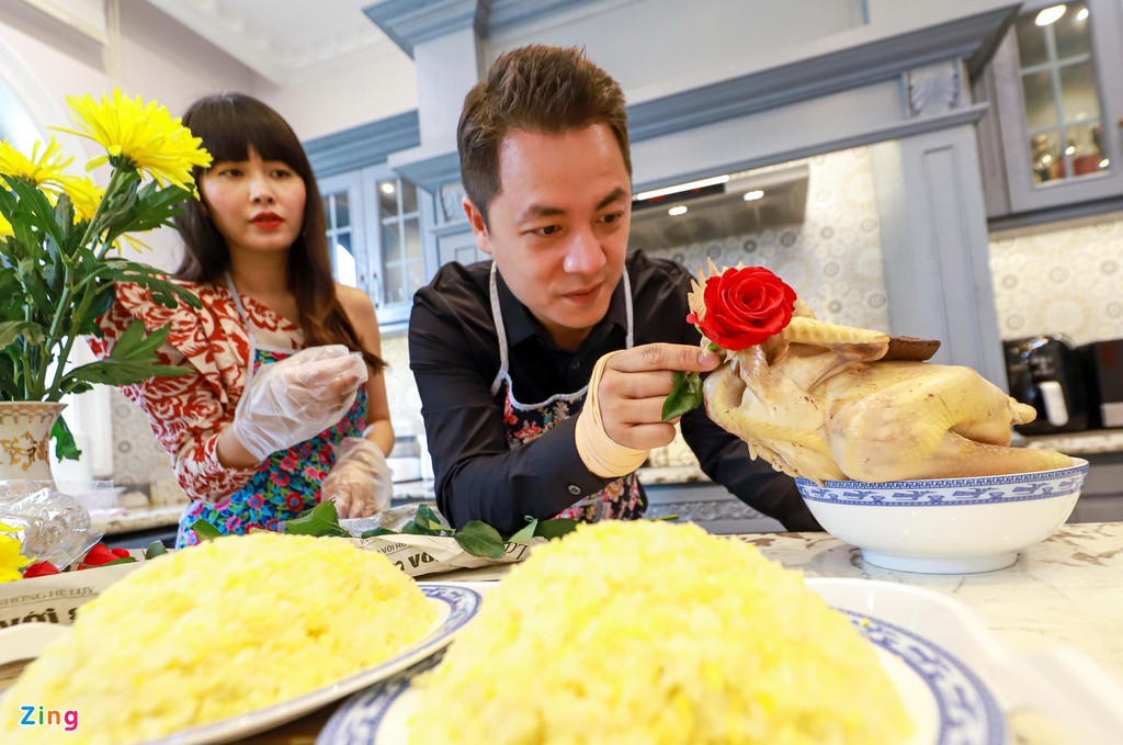 Đăng Khôi phụ vợ ở khâu trang trí gà cúng. Gia đình nam ca sĩ chuẩn bị hai mâm cỗ. Một mâm cỗ mặn đặt trên bàn thờ gia tiên và một mâm cúng chúng sinh. Mâm cúng chúng sinh gồm quần áo giấy, bánh kẹo và hoa quả.