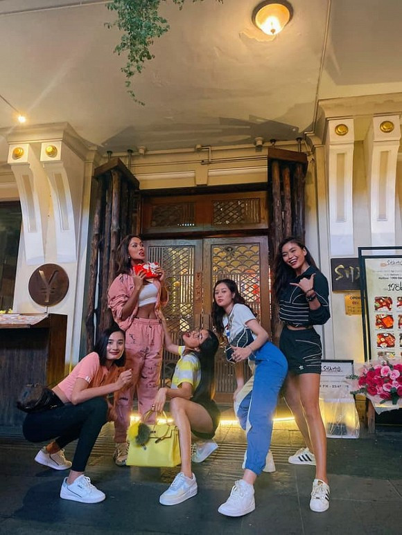 H'Hen Niê dẫn bạn trai ra mắt hội mỹ nhân đình đám Vbiz - Hình 2 H'Hen Nie dan ban trai ra mat hoi my nhan dinh dam Vbiz-Hinh-2