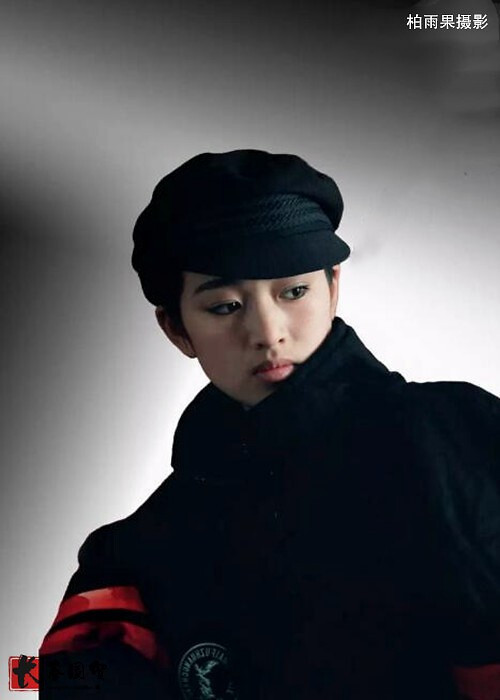 Là "Đại hoa đán" của làng phim Hoa ngữ, Củng Lợi được vô số đàn ông săn đón. Mối tình nổi tiếng nhất là với đạo diễn Trương Nghệ Mưu. Cô kết hôn 2 lần, lần đầu cùng doanh nhân Ooi Hoe Soeng, kéo dài hơn 10 năm (1996-2009).