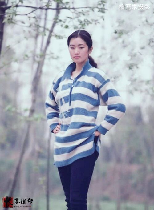 Củng Lợi là nàng "Mưu nữ lang" đầu tiên của đạo diễn lừng danh Trương Nghệ Mưu. Hai người từng có 7 phim làm cùng nhau và 8 năm tình ái trước khi "đường ai nấy đi" vào năm 1995. Nữ minh tinh từng bị con gái Trương Nghệ Mưu trách cứ là nguyên nhân gây đỗ vỡ trong gia đình cô.