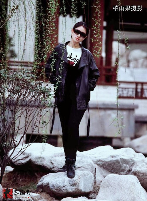 Ngoài đời, Củng Lợi luôn xuất hiện với phong cách thời thượng, lộng lẫy, sang chảnh, nhưng sự nghiệp của cô lại ghi dấu ấn bằng những vai có hình tượng phụ nữ thôn quê có cuộc đời khổ cực.