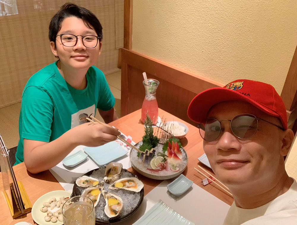 Được dịp ăn tối riêng với con trai lớn, Hoàng Bách than thở vì con lớn quá nhanh. Anh viết: “Tối nay chỉ có hai thằng đi chơi với nhau thôi. Cũng phải thế mới có cơ hội gần gũi hắn. Hắn lớn rồi, mấy hôm nay nhất định không cho bố nằm cùng, muốn vào phòng hắn phải xin phép, bố muốn thơm vào má cũng phải xin phép... Lớn nhanh vừa thôi, con trai!”.