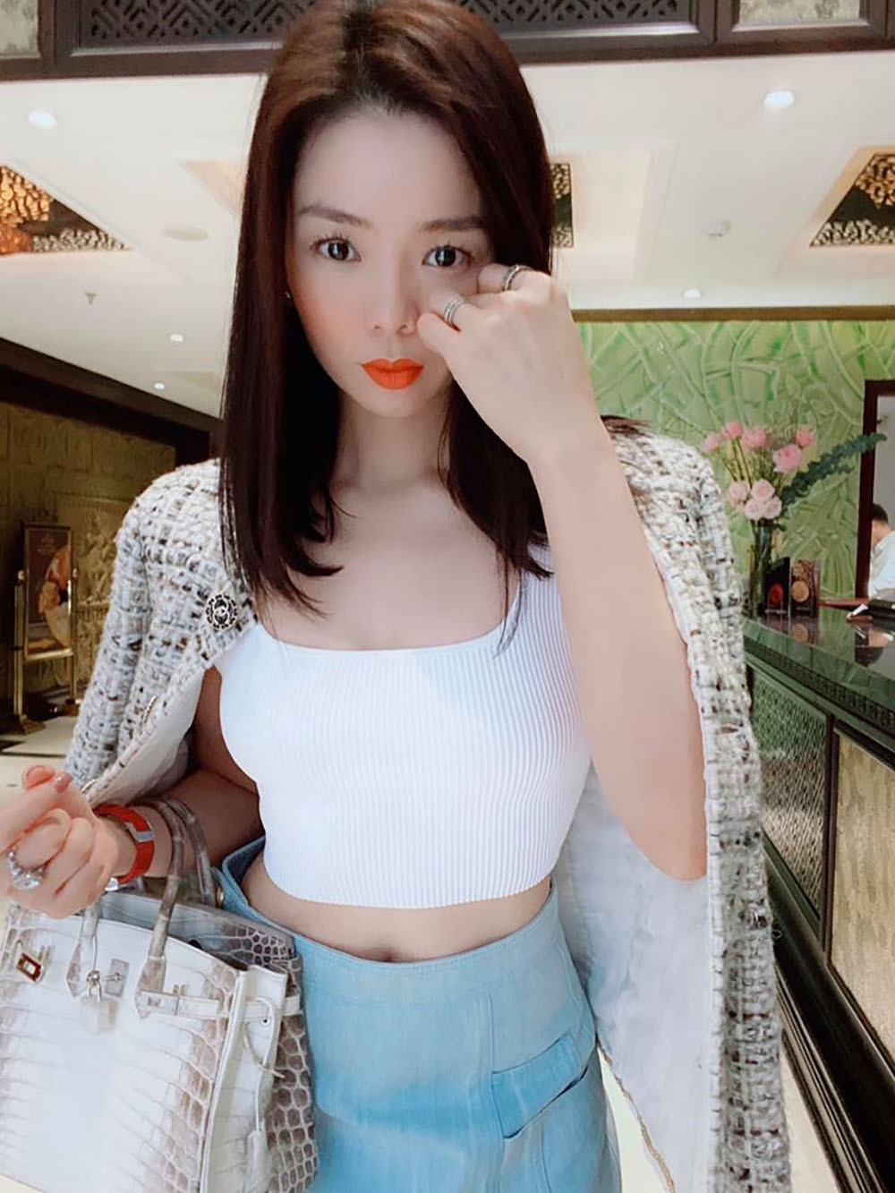 Đăng tải hình ảnh mới với phong cách thời trang cá tính, quyến rũ, Lệ Quyên chia sẻ: “Tôi thích nhất mình ở hiện tại... Sự mặn mòi của cái tuổi – trẻ còn lâu mới qua, già còn lâu mới tới”.