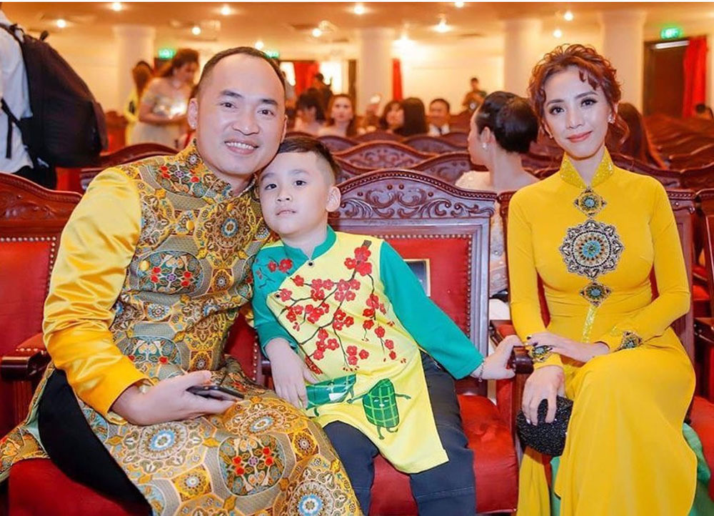 Chia sẻ lại ảnh chụp gia đình dịp đầu năm, danh hài Tiến Luật hài hước than thở: “Xuân qua rồi mà sao con chưa đi học, thằng bé ngây thơ hỏi. Tôi nhẹ nhàng đáp, trường chưa mở con ơi, chứ con ở nhà ba cũng mệt lắm”.